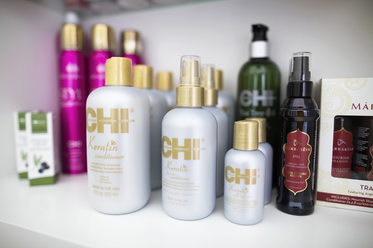 Keratinpflege von CHI im Regal des Salons