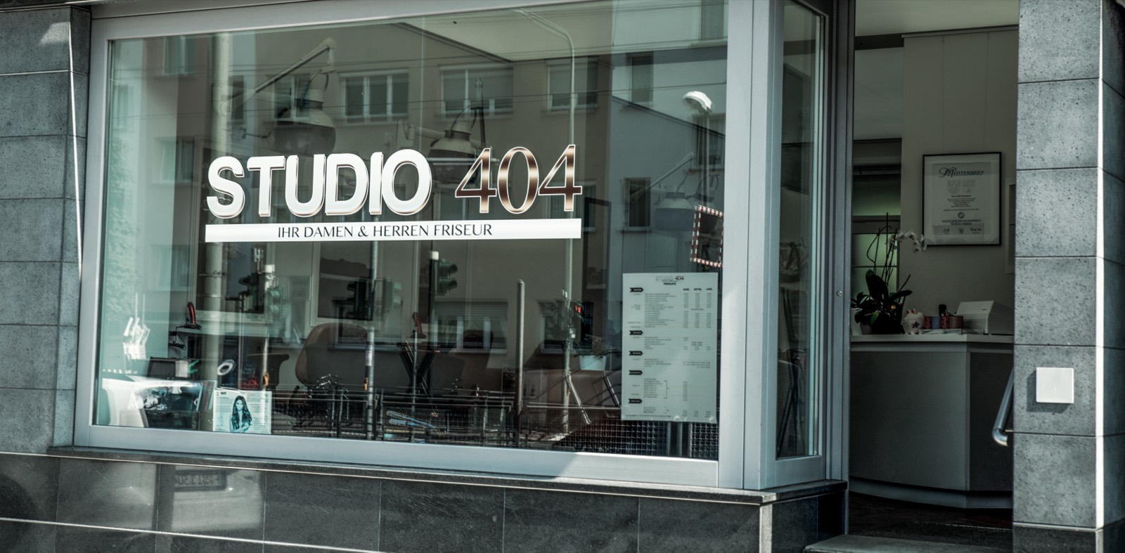 Die Schaufensterfront von Studio 404 an der Eschersheimer Landstraße